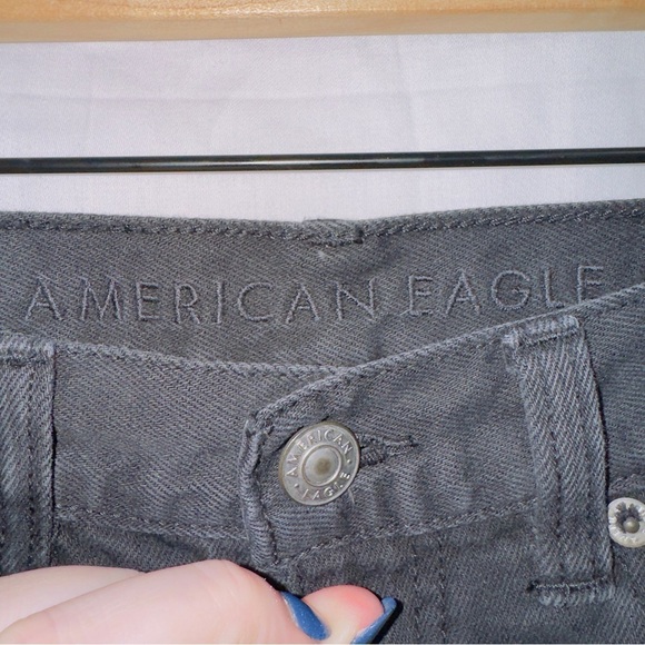 American Eagle AE Black Wash High Waisted Straight Leg Distressed Mom Jean 00 - Picture 2 of 7